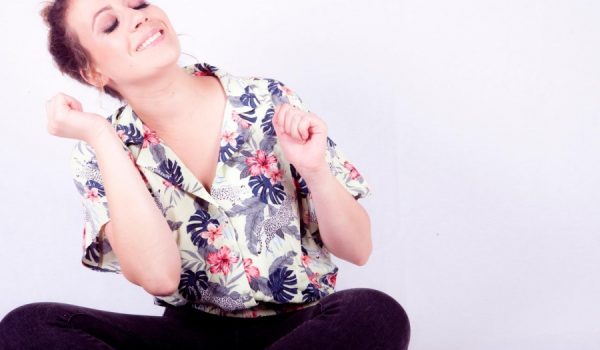 La cantante sobrelleva el confinamiento en casa reinventando versiones de conocidos temas.