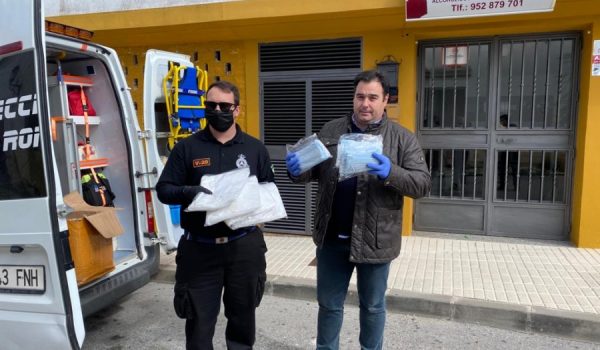 Salvador Ruiz, en representación de ALFARO, entregando el material a un miembro de Protección Civil
