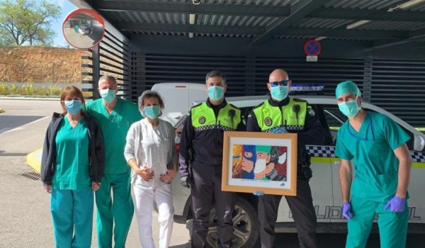 Trabajadores del Hospital junto a los dos agentes de la Policía Local han actuado como mensajeros