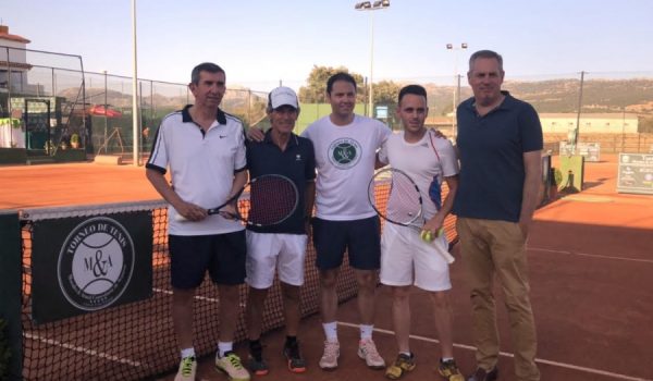 José Morales, en el centro, junto al concejal de Deportes y participantes de la última edición del torneo