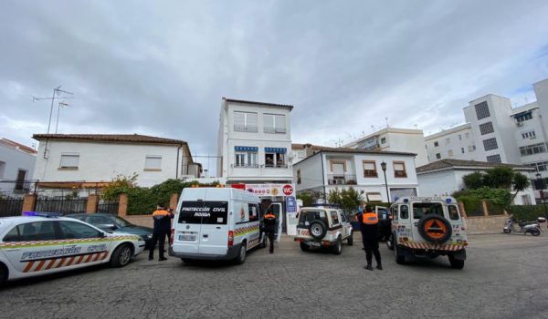 Los voluntarios de la organización se han encargado de distribuir material de protección para ciudadanos expuestos al contagio.