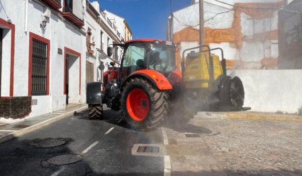 Se han conformados seis grupos con dos tractores, uno de mayor tamaño y otro menor para alcanzar los rincones más inaccesibles.