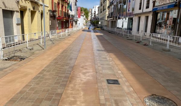 Este es el aspecto que presenta la acera, ya concluida, del primer tramo de la vía.