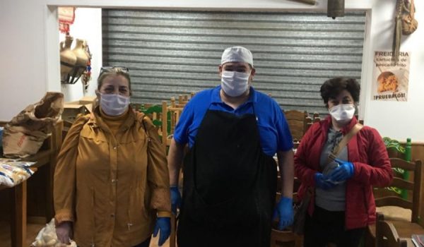 Voluntarios del grupo preparan la entrega de alimentos y productos de limpieza.