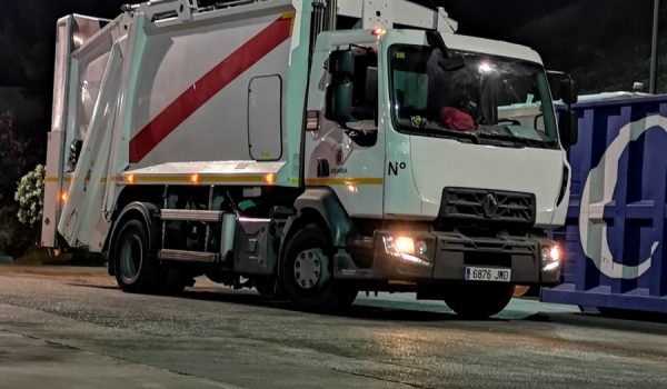 Imagen del vehículo que realiza diariamente el servicio de recogida de basura en San Rafael