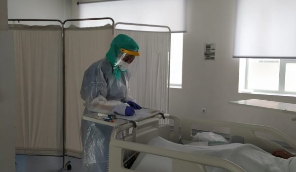 Fuentes internas explican que las altas médicas se ralentizan por la demora de los resultados de los tests PCR.