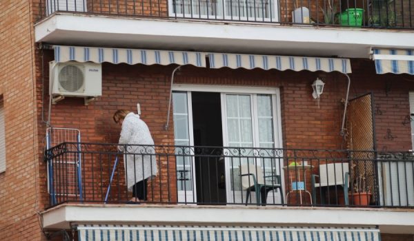 Un día más, hay un mayor ambiente en los balcones de la ciudad que en sus calles
