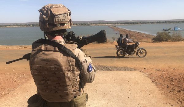 Un legionario de la Force Protection, durante un ejercicio cerca de la base de Koulikoro, junto al río Níger