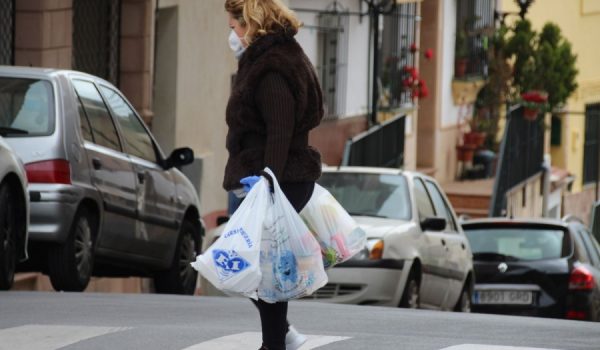 La mayoría de la población cumple con las recomendaciones emitidas por las autoridades, limitando las salidas a casos excepcionales.