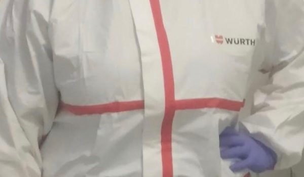 La enfermera Cristina Ruiz incide en la importancia de renovar o desinfectar los elementos del EPI con cierta frecuencia.