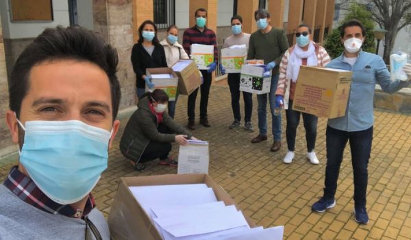 Miembros de la Corporación Municipal de Arriate realizan el reparto de mascarillas.