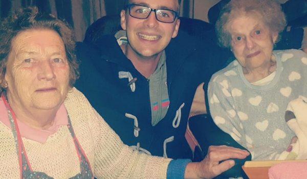 En la imagen Antonio Córdoba junto a dos mujeres con las que trabajaba durante su estancia en Irlanda.