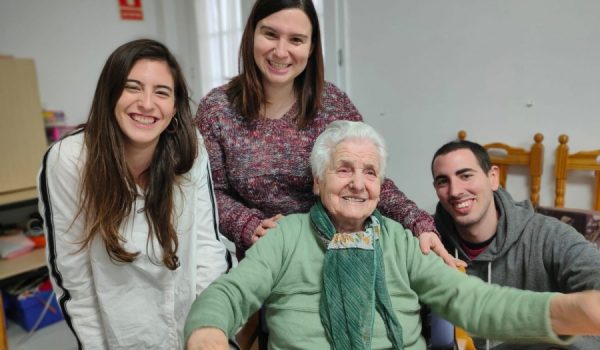 En la imagen Ana del Valle junto a sus nietos Alba, Verónica y David.