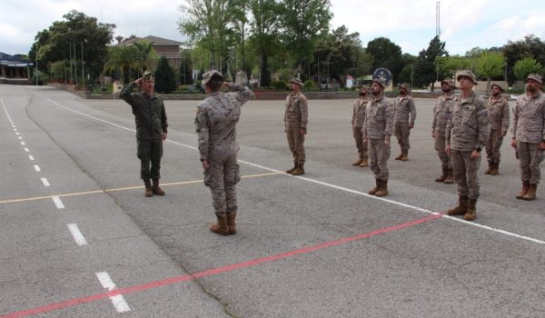 El capitán Sánchez-Majano, dando novedades al coronel jefe del 4º Tercio y jefe accidental de la Brigada de La Legión, Francisco García-Almenta