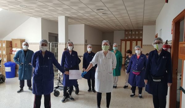 Los miembros y profesionales de Asprodisis muestran su agradecimiento a la labor de los profesionales sanitarios.