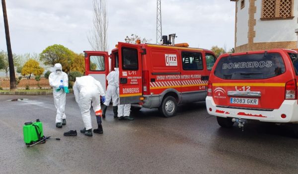 Los efectivos del Consorcio Provincial de Bomberos equipados con EPIS para ejecutar la desinfección de diversos puntos de la comarca.