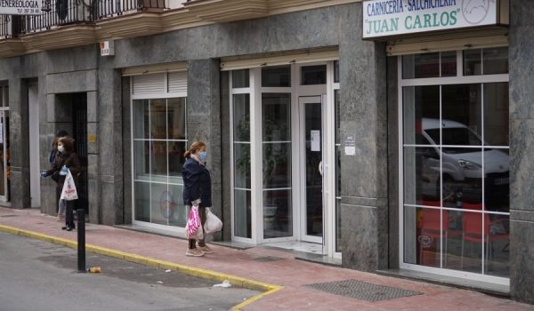 Los ciudadanos cumplen con las recomendaciones de limitar sus salidas a casos excepcionales.