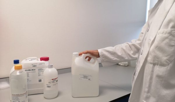 Para la elaboración del gel, los profesionales se han servido de garrafas de cinco litros.