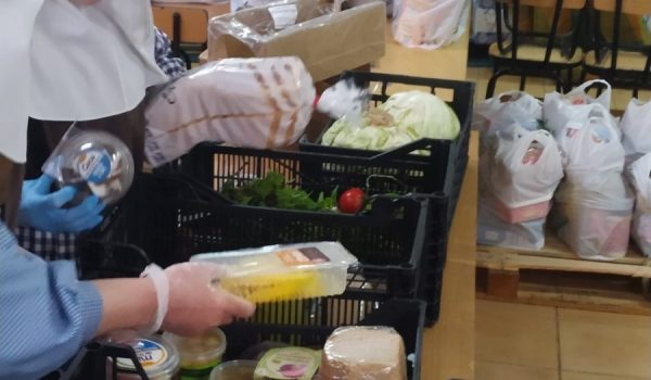 Las Hermanitas de la Cruz entregan prácticamente el doble de alimentos que solían repartir antes de la crisis del coronavirus.