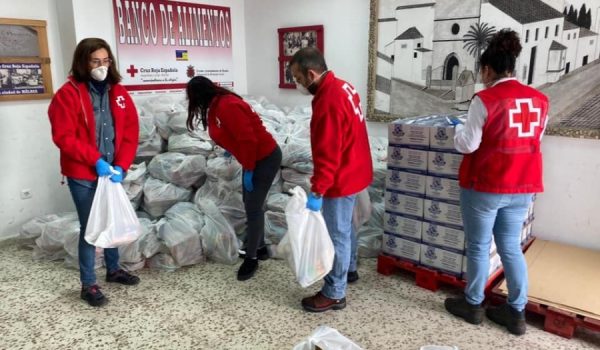 La delegada de Servicios Sociales, Cristina Durán, colabora con varios voluntarios de la Asamblea local de Cruz Roja en Ronda en el reparto de alimentos.