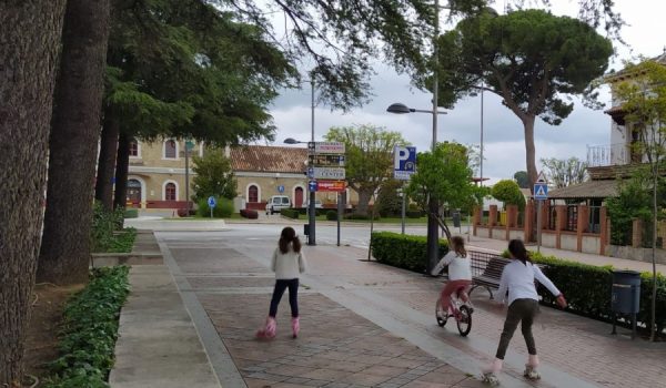 Un grupo de niñas con bicicleta y patines en Martínez Astein