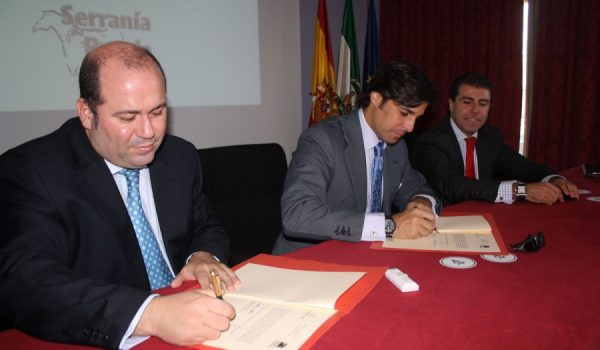 Alfredo Carrasco y Francisco Rivera, en el momento de la firma.