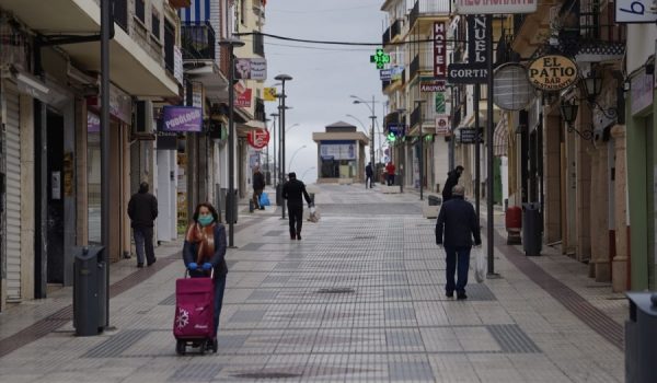 La mayoría de rondeños cumple con la medida de realizar salidas esporádicas para realizar compras y mantener la distancia de seguridad en los comercios.