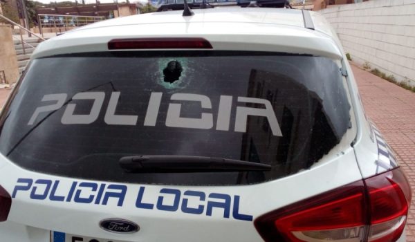 El detenido rompió la luna trasera de uno de los vehículos policiales al lanzar piedras contra él y contra los agentes.