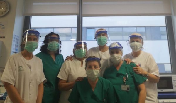 Profesionales del Hospital Comarcal lucen las viseras que ha fabricado Iker Gálvez.