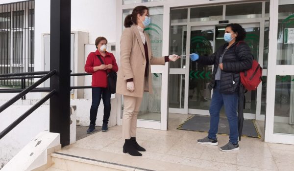 La delegada Cristina Durán ha acompañado a las trabajadoras durante la realización y recepción de resultados de las pruebas.