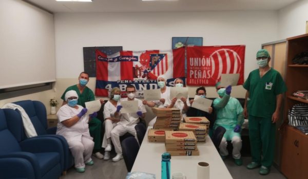Profesionales del Área Sanitaria de la Serranía, con pizzas y banderas de los colectivos implicados en la iniciativa