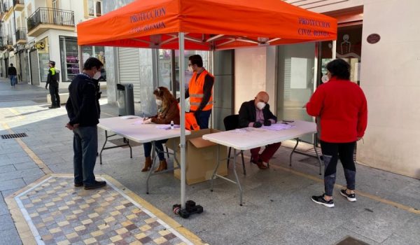 Uno de los puntos de reparto de mascarillas se ha establecido en el día de hoy entre la Calle Cruz Verde y Calle Espinel.