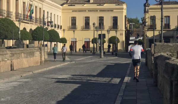 Varios rondeños han recorrido el Puente Nuevo para pasear o hacer deporte.