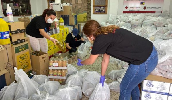 Voluntarios de la Hermandad del Santo Entierro, esta mañana en el Centro Cívico Juan Carlos I