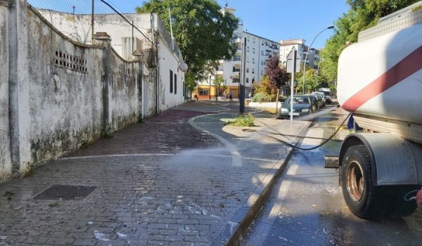 Labores de desinfección y limpieza en la Barriada de San Rafael.