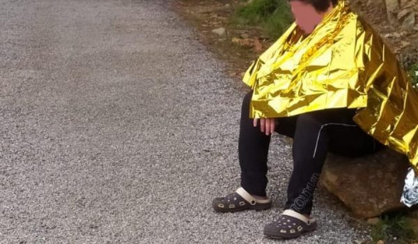 Los agentes facilitaron al joven agua y una manta térmica para que entrara en calor.