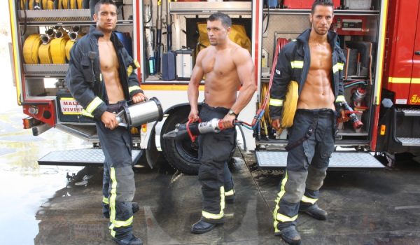 Instantánea de tres de los bomberos que han participado en el calendario.