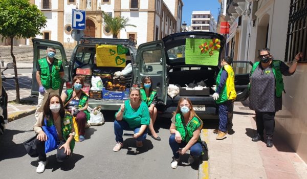 Siete trabajadores de la ONCE de Ronda se han encargado de adquirir los productos, de los que buena parte se han destinado a las familias a las que atiende el grupo "Solidari@s en Ronda".