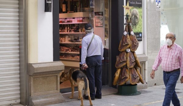 Por el momento el consumo en determinados comercios debe realizarse con cita previa y límite de aforo.