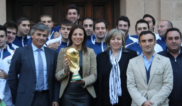 Representantes del equipo de gobierno y la Diputación Provincial, posan con el trofeo junto a los jugadores del C.D. Ronda