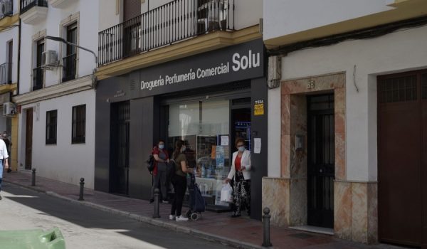 Los comercios atienden a la clientela con cita previa y límite de aforo, y confían en que las autoridades autoricen en unos días el paso a la Fase I de la provincia de Málaga o de alguno de sus distritos.