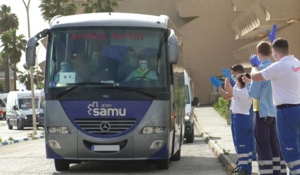 Un grupo de sanitarios despide con aplausos a los residentes en La Línea cuando emprendían su vuelta a Alcalá del Valle.