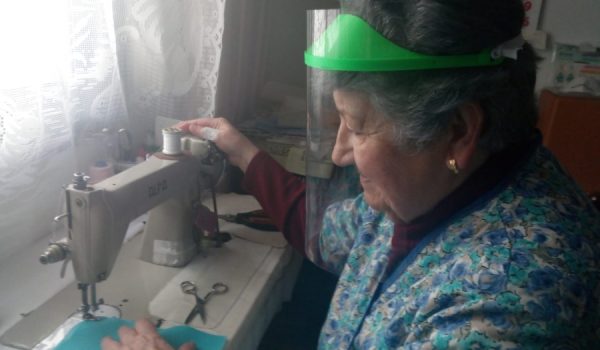 Una de las voluntarias de las asociaciones fabricando una mascarilla.