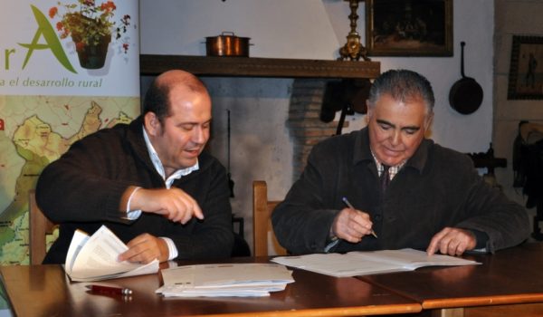 Juan Antonio Lara, gerente del Museo Lara, firmando su contrato en presencia de Alfredo Carrasco.