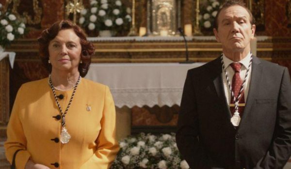 En Mi Querida Cofradía, Juan Gea interpreta a Ignacio, un hombre que se disputa el cargo como hermano mayor de su hermandad con otra vecina, Carmen, a quien interpreta Concha Muñoz.