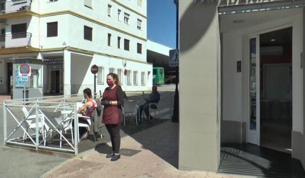 Los empleados del sector de la hostelería deben mantener una distancia de dos metros con sus clientes.