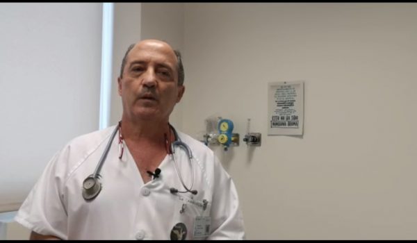 Cabello desaconseja que los pacientes alérgicos humedezcan sus mascarillas, ya que puede hacerlas menos resistentes frente al COVID-19.