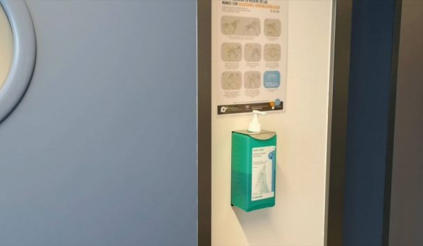 El Hospital cuenta con nuevos dispensadores de gel hidroalcohólico a la entrada de sus pasillos.