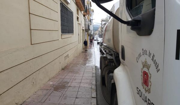 Las aspirantes denuncian que cinco de los seis trabajadores contratados accedieron al puesto por "enchufe".