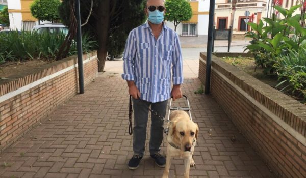 Las personas invidentes encuentran dificultades a la hora de mantener la distancia de seguridad recomendada.
